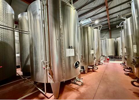 Stainless steel tank - Conical bottom on legs - 184 HL (18,400 litres)