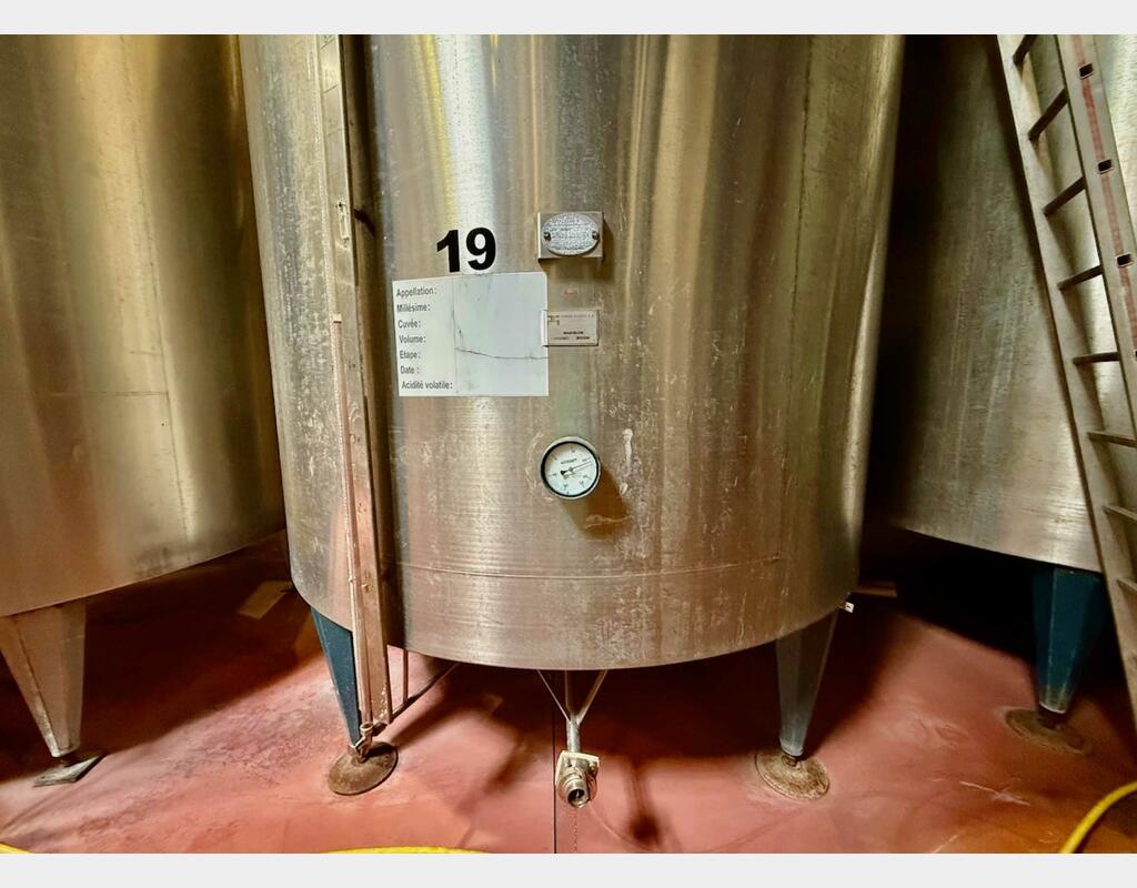 Stainless steel tank - Conical bottom on legs