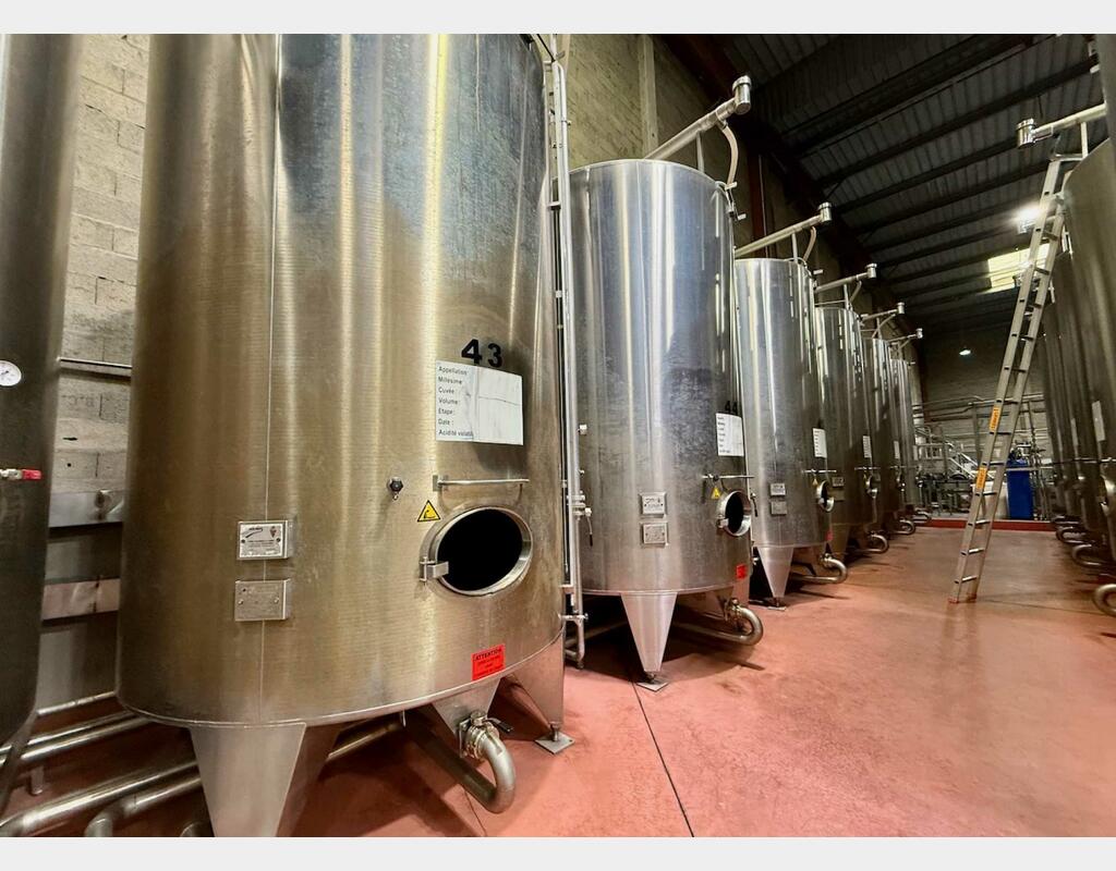 Stainless steel tank - Conical bottom on legs