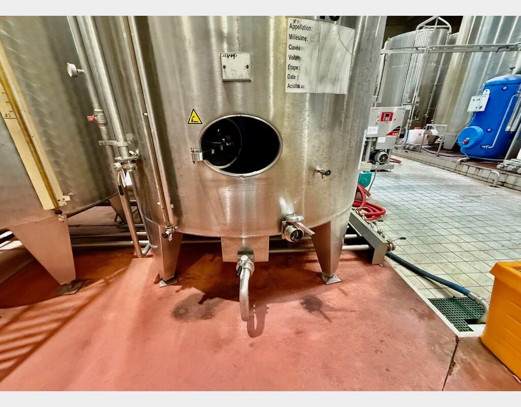 Stainless steel tank - Conical bottom on legs
