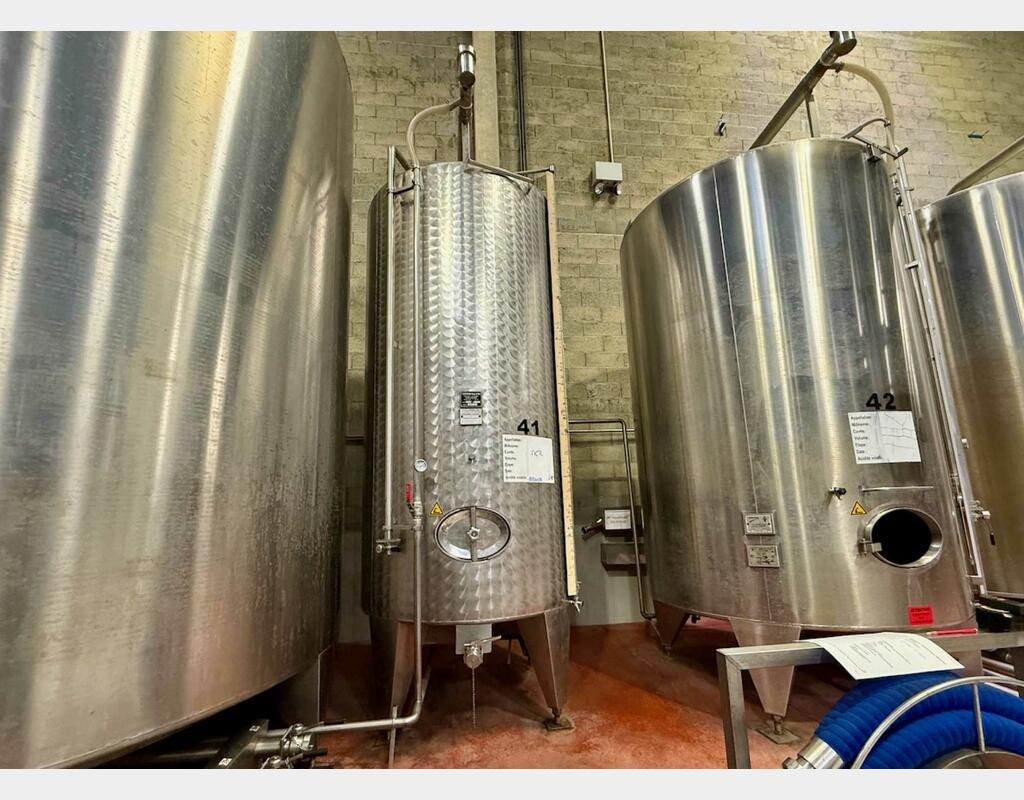 Stainless steel tank - Flat bottom - On legs