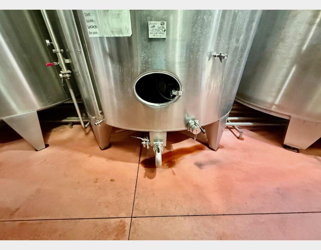 Stainless steel tank - Conical bottom on legs - 184 HL (18,400 litres)