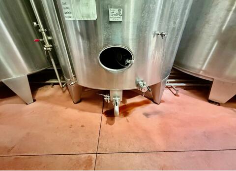 Stainless steel tank - Conical bottom on legs - 184 HL (18,400 litres)