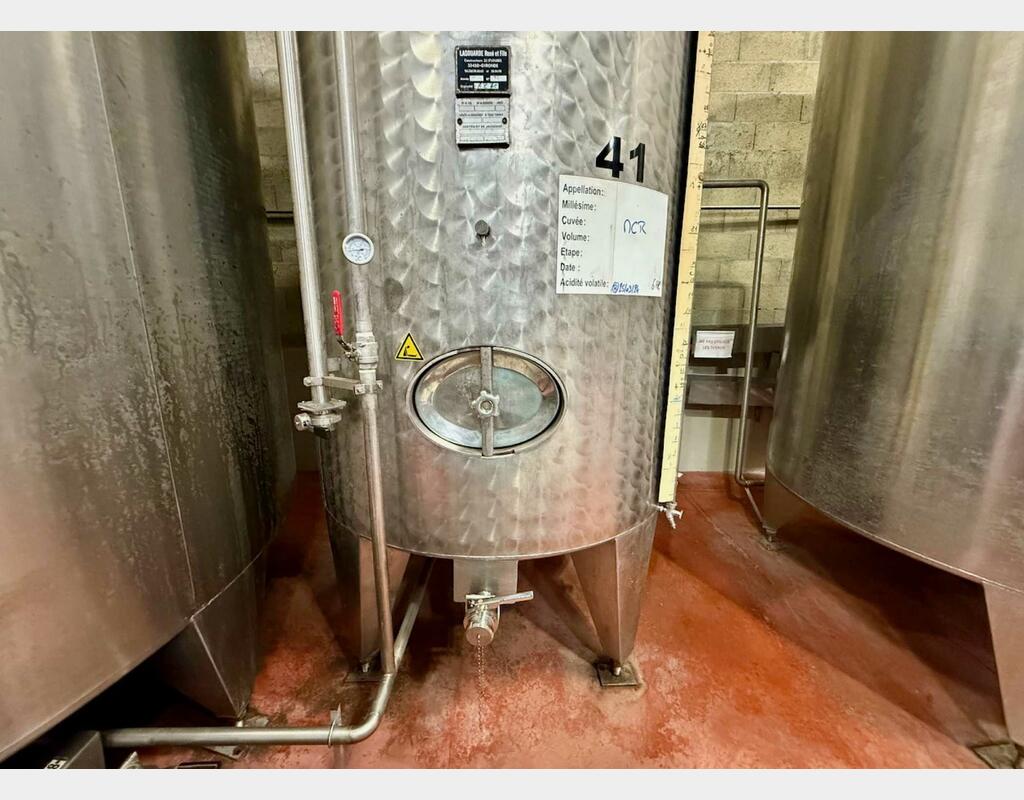 Stainless steel tank - Flat bottom - On legs