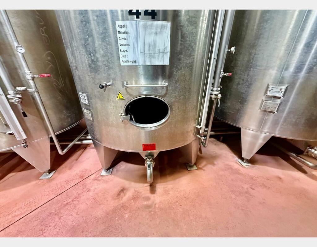 Stainless steel tank - Conical bottom on legs