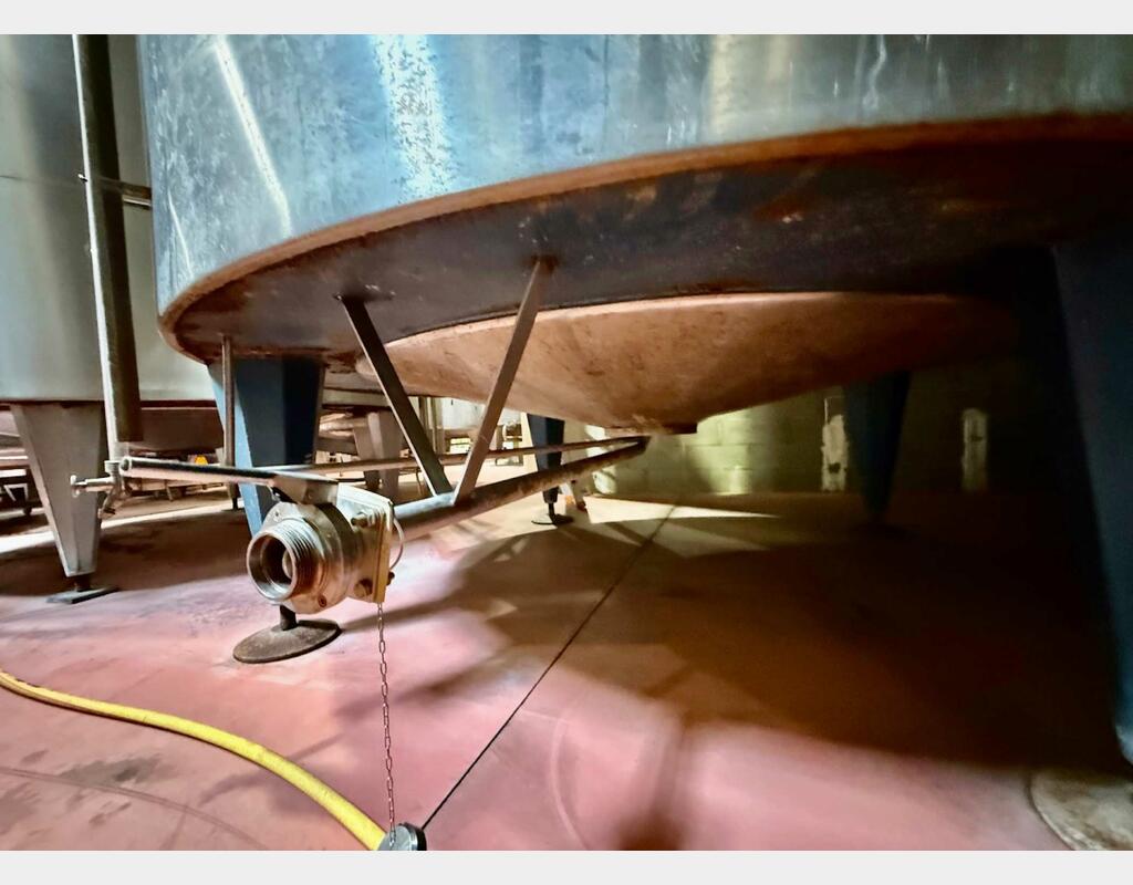 Stainless steel tank - Conical bottom on legs