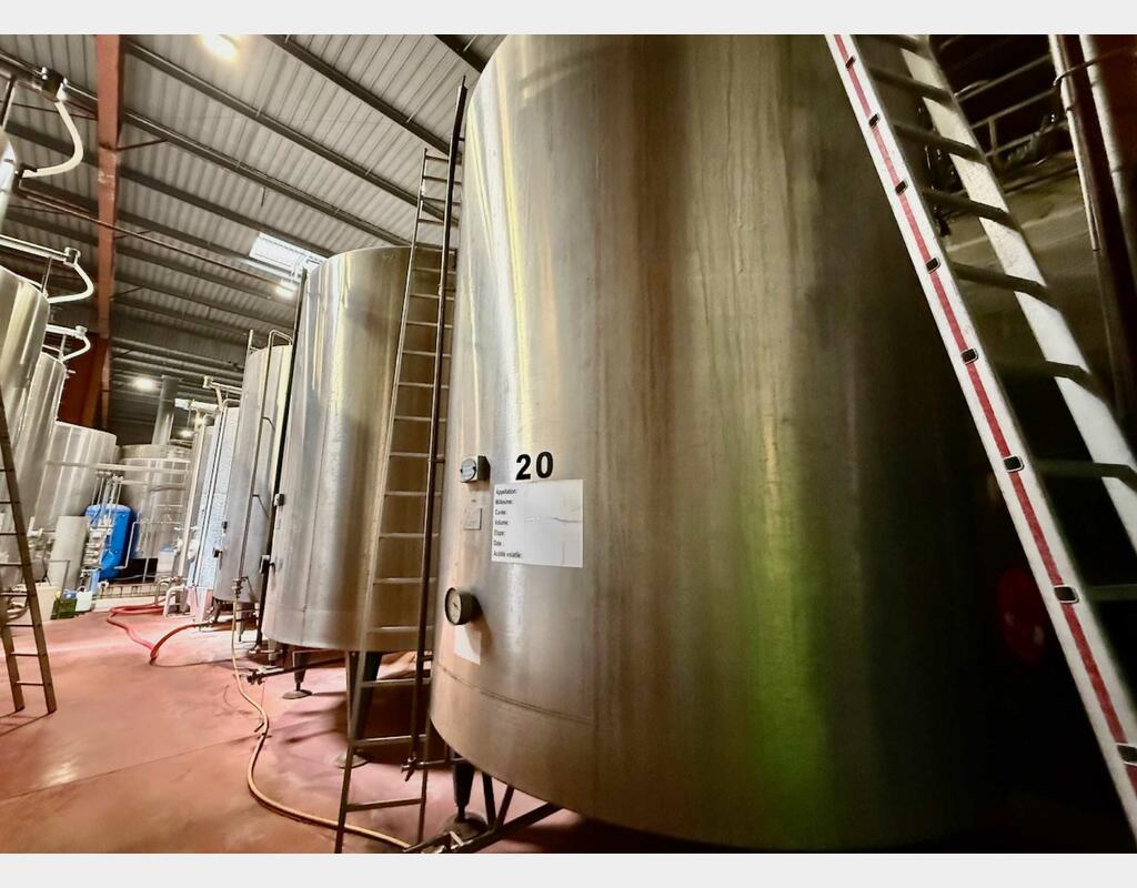Stainless steel tank - Conical bottom on legs