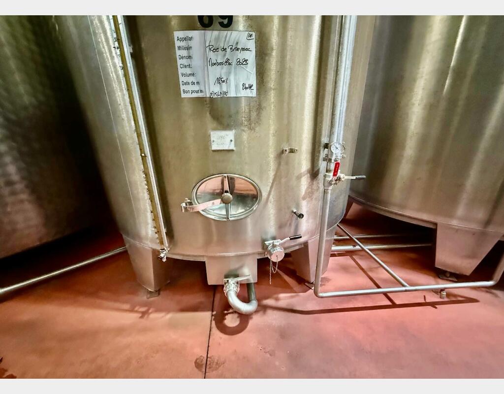 Stainless steel tank - Flat bottom on legs