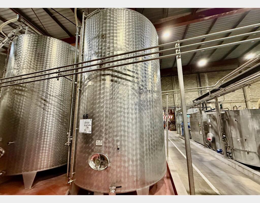 Stainless steel tank - Flat bottom on legs