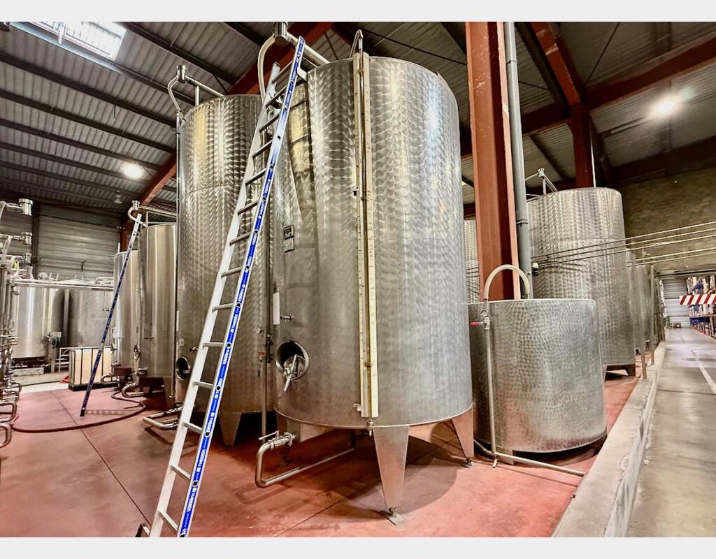 Stainless steel tank with bunghole - Flat bottom - On legs