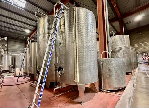 Stainless steel tank with bunghole - Flat bottom - On legs