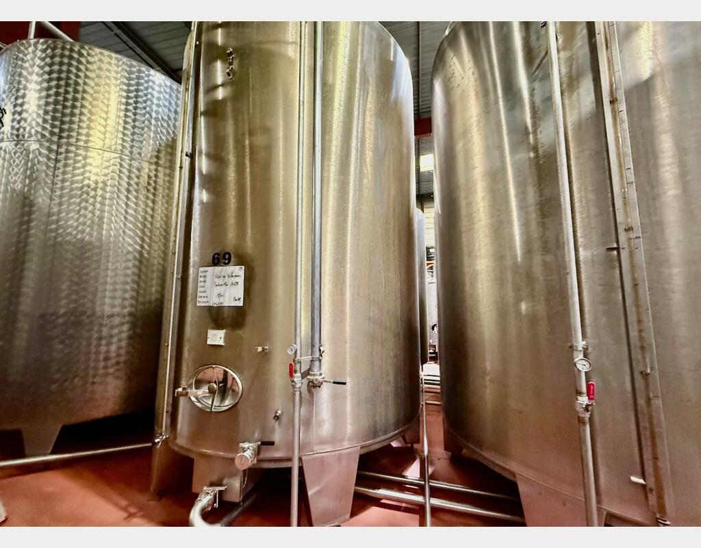 Stainless steel tank - Flat bottom on legs