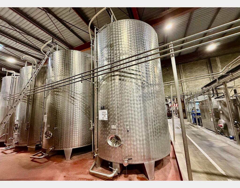 Stainless steel tank - Flat bottom on legs