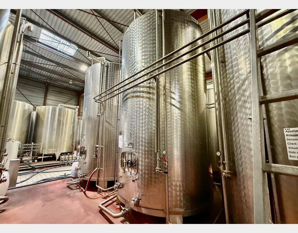 Stainless steel tank - Flat bottom on legs