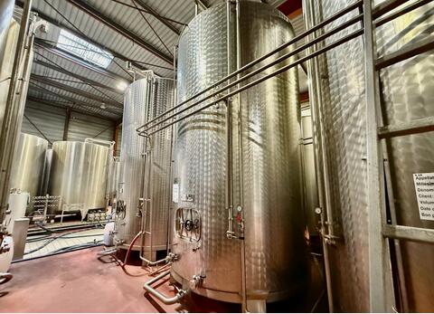 Stainless steel tank - Flat bottom on legs
