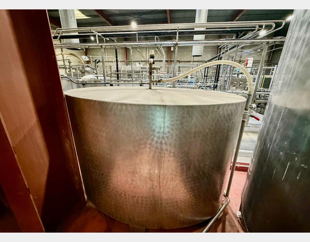 Oval stainless steel tank with bunghole - Flat bottom - On legs