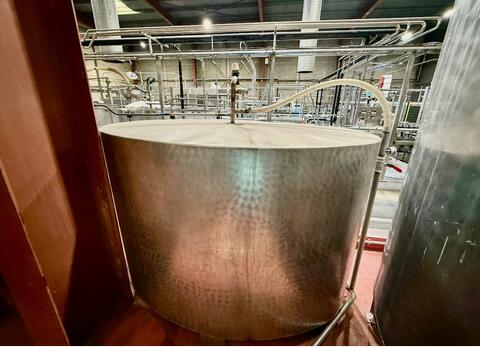Oval stainless steel tank with bunghole - Flat bottom - On legs
