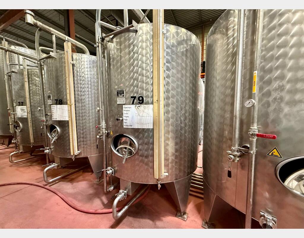 Stainless steel tank - Exterior finish : bush hammered - Flat bottom on legs