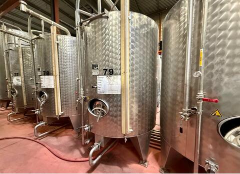 Stainless steel tank - Exterior finish : bush hammered - Flat bottom on legs