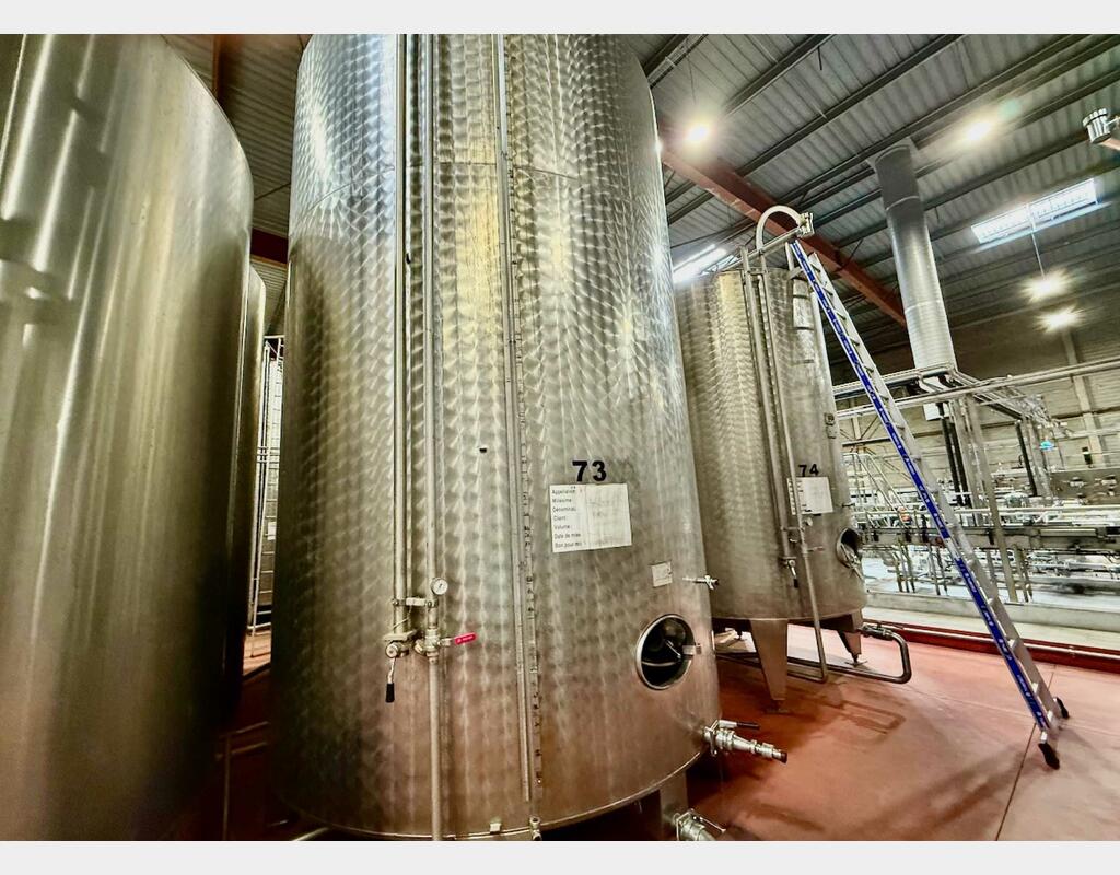 Stainless steel tank with bunghole - Flat bottom on legs