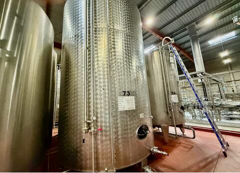 Stainless steel tank with bunghole - Flat bottom on legs