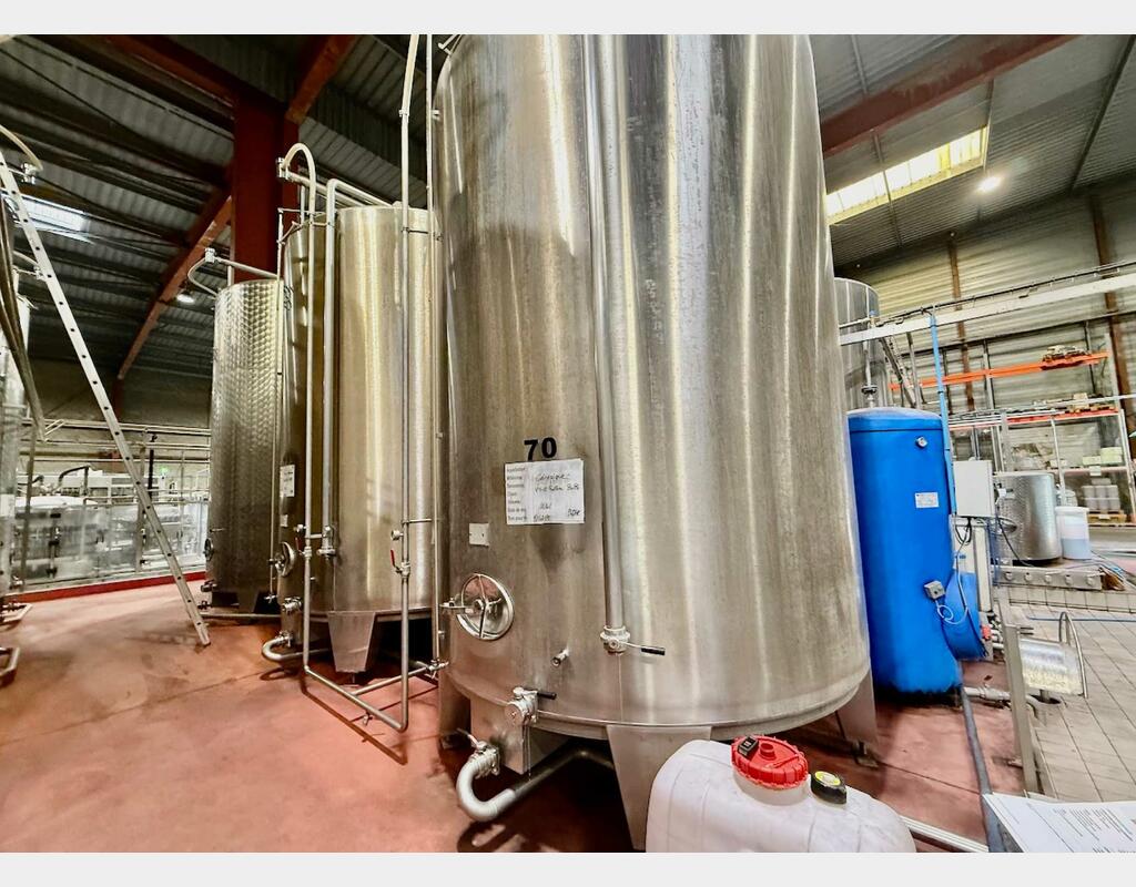 Stainless steel tank - Flat bottom on legs