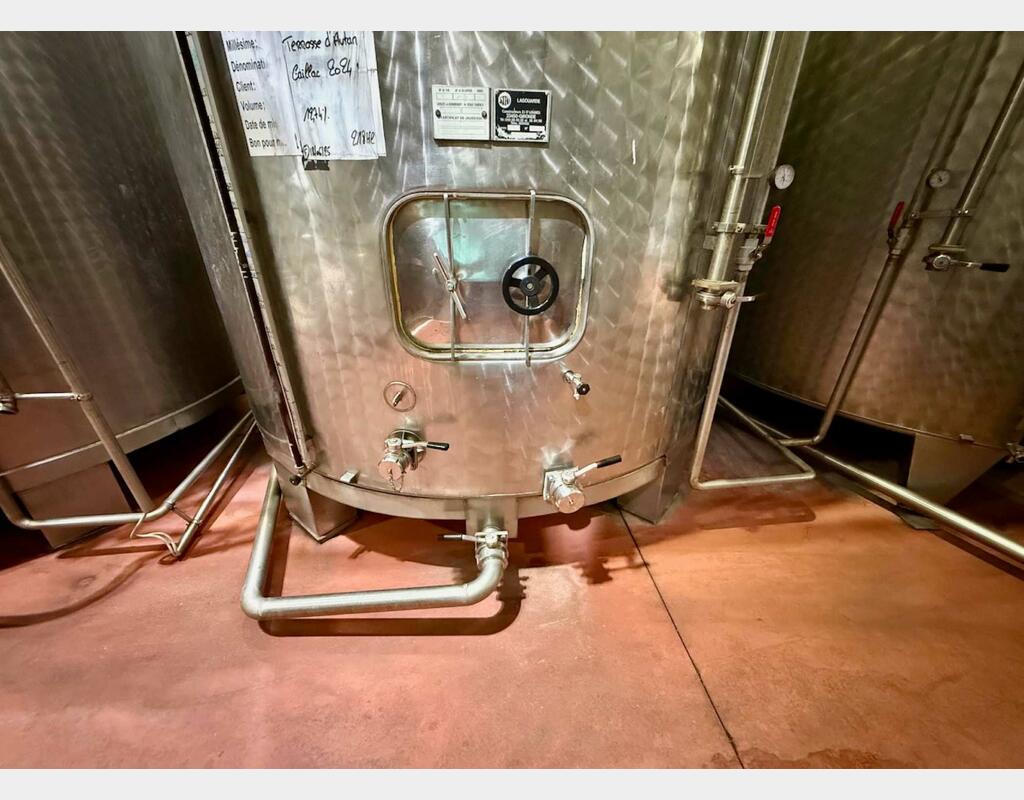 Stainless steel tank - Flat bottom on legs