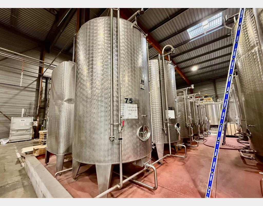 Stainless steel tank with bunghole - Flat bottom - On legs
