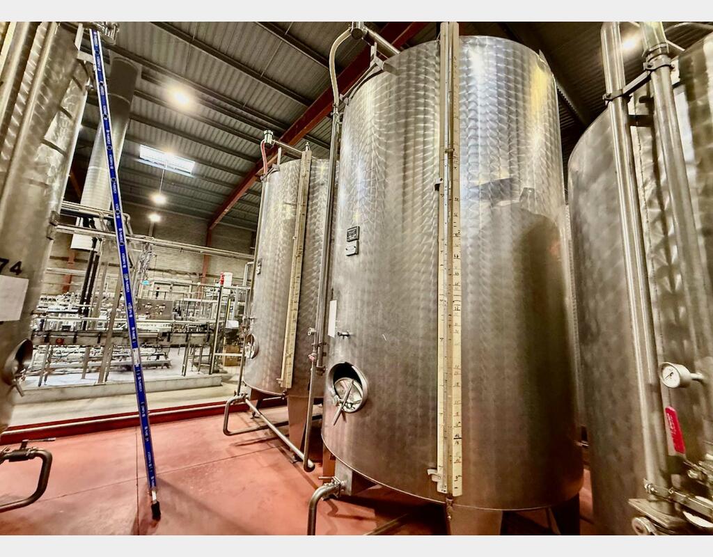 Stainless steel tank with bunghole - Flat bottom - On legs