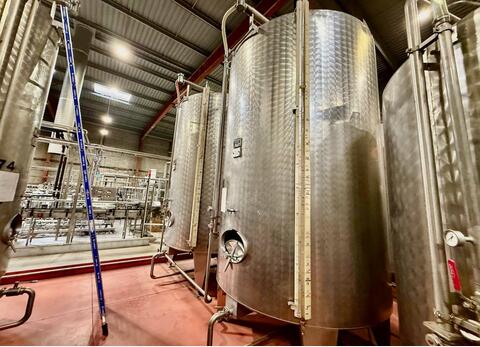 Stainless steel tank with bunghole - Flat bottom - On legs