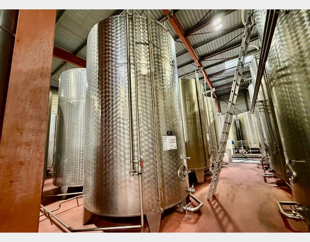Stainless steel tank with bunghole - Flat bottom - On legs