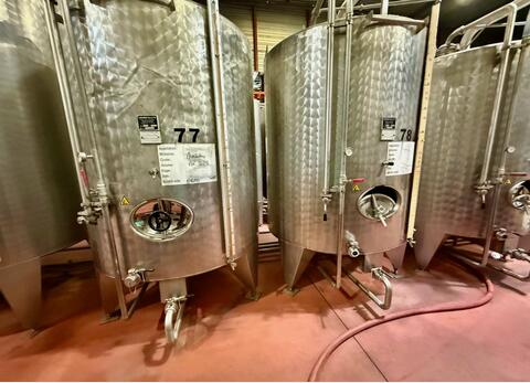 Stainless steel tank - Exterior finish : bush hammered - Flat bottom on legs