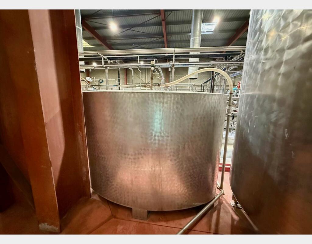 Oval stainless steel tank with bunghole - Flat bottom - On legs