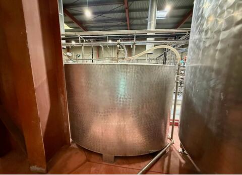 Oval stainless steel tank with bunghole - Flat bottom - On legs