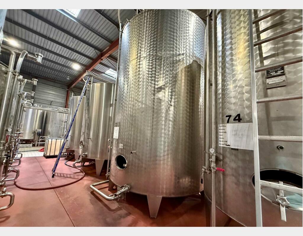 Stainless steel tank with bunghole - Flat bottom on legs