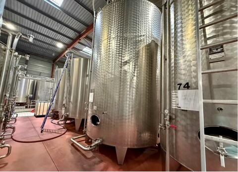 Stainless steel tank with bunghole - Flat bottom on legs