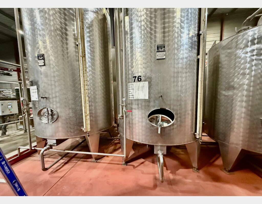 Stainless steel tank with bunghole - Flat bottom - On legs