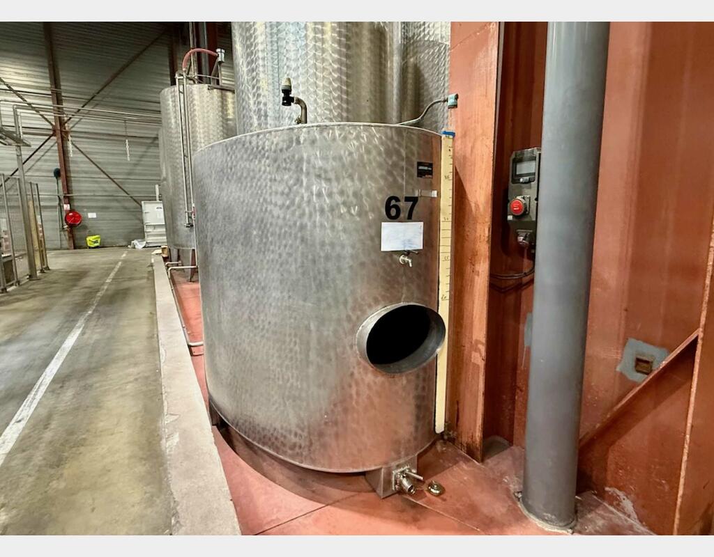 Oval stainless steel tank with bunghole - Flat bottom - On legs