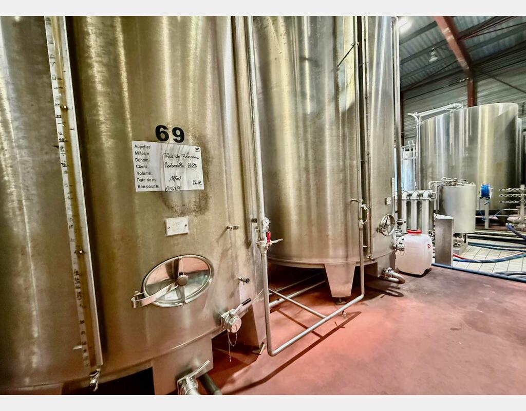 Stainless steel tank - Flat bottom on legs