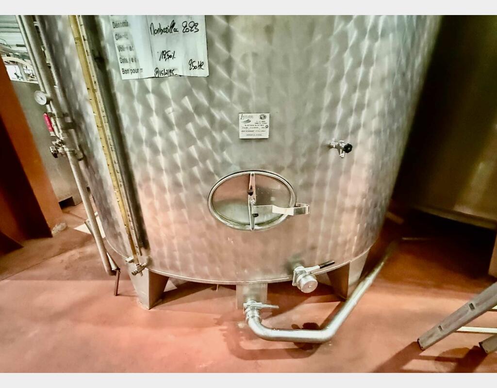 Stainless steel tank with bunghole - Flat bottom - On legs