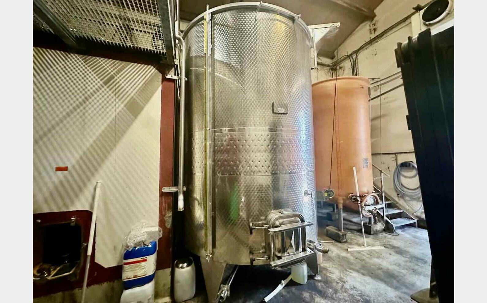 Temperature-controlled ss tank 105 HL (10,500 litres)