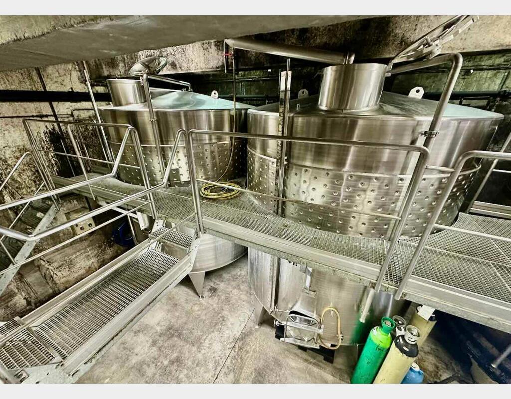 Temperature-controlled stainless steel tank - Sloped bottom on legs