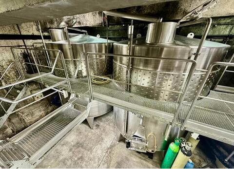 Temperature-controlled stainless steel tank - Sloped bottom on legs