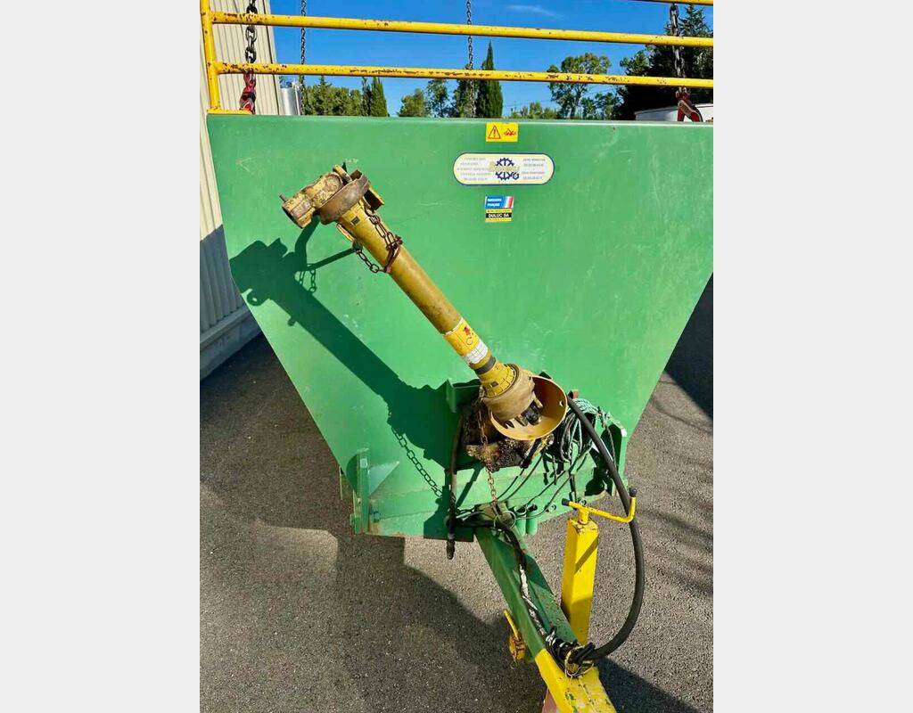 Grape harvest bucket - Tipping