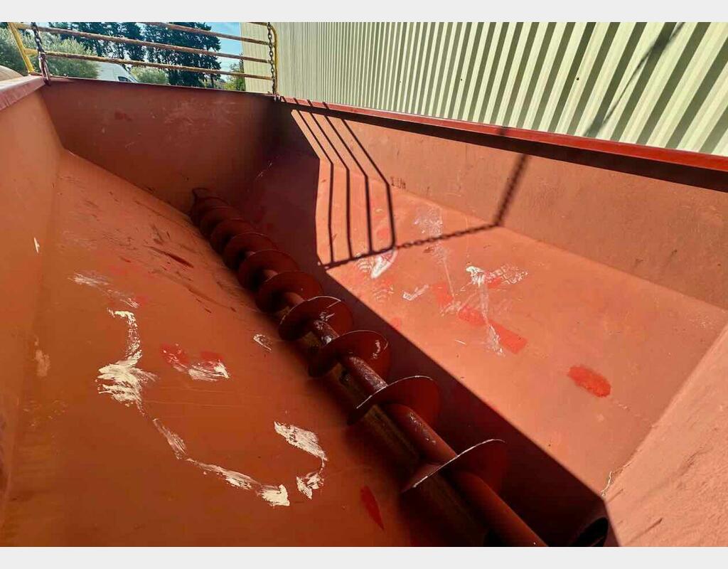 Grape harvest bucket - Tipping