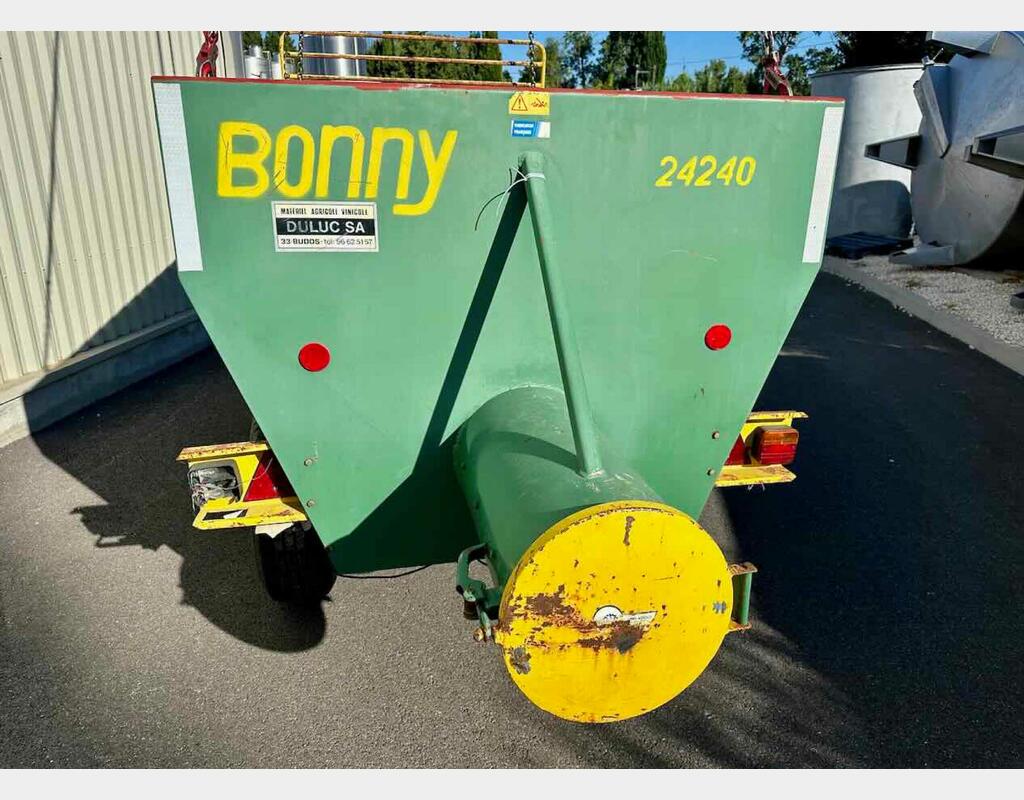 Grape harvest bucket - Tipping