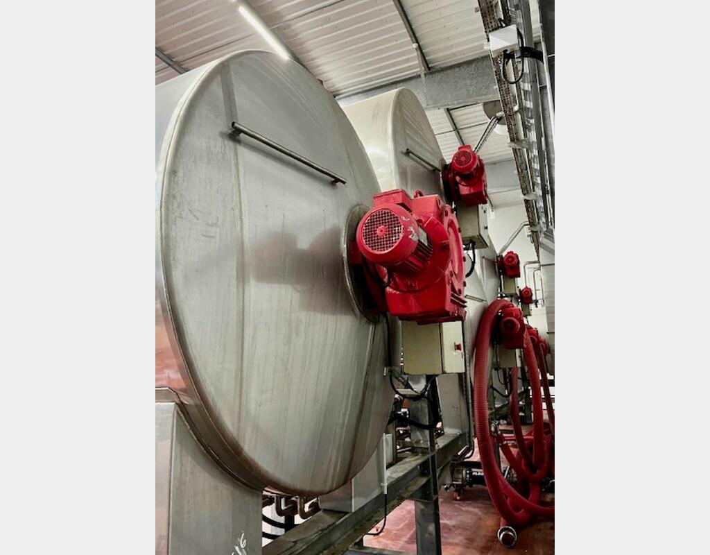 Stainless steel tank on supports - Horizontal