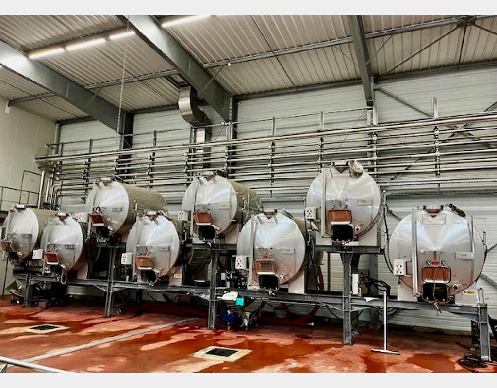 Stainless steel tank on supports - Horizontal