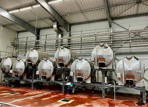 Stainless steel tank on supports - Horizontal