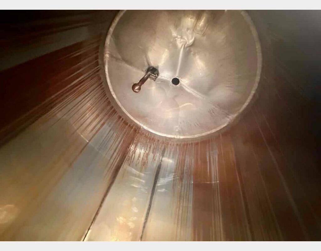 Cuve inox - Finition extérieur bouchonné - Fond plat sur pieds